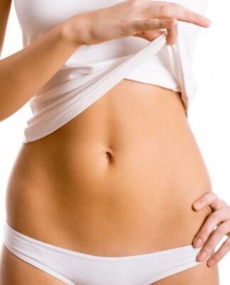 Abdomen de mujer que hace ejercicios para recuperar el suelo pélvico con una camiseta blanca
