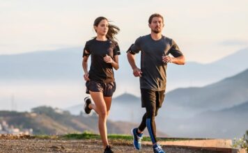 Cómo prepararte para una carrera mujer y hombre corriendo con ropa técnica preparándose para hacer una carrera